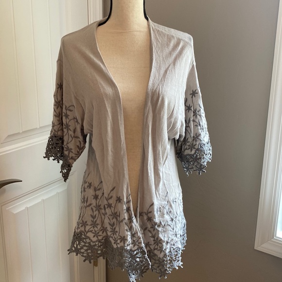 Gorgeous lace flower cardigan! - Picture 1 of 8